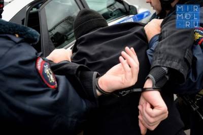 Полицейские в Дагестане задержали парня, разыскиваемого за распространение наркотиков - mirmol.ru - Махачкала - респ. Дагестан - шт.Аляска