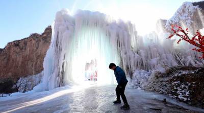 ФОТОФАКТ: Ледяные водопады в горах Тайханшань в Китае - belta.by - Китай - провинция Хэбэй
