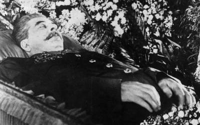 Адольф Гитлер - Фидель Кастро - Муаммар Каддафи - Саддам Хусейн - Какой единственный военачальник плакал у гроба Сталина - russian7.ru