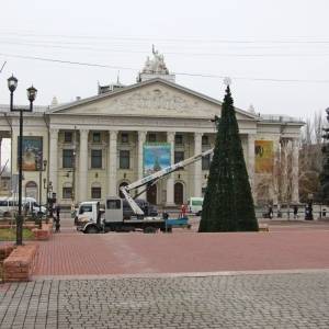 В сквере Театральном украшают новогоднюю елку. Фото - reporter-ua.com - Запорожье