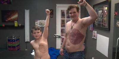 Отец года. Мужчина 30 часов набивал татуировку в виде большого родимого пятна, чтобы избавить своего сына от комплексов — фото - nv.ua - Канада