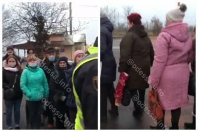 Под Одессой копы остановили маршрутки и высадили всех, люди вышли на дорогу: "Совесть имели бы", видео - odessa.politeka.net - Одесса