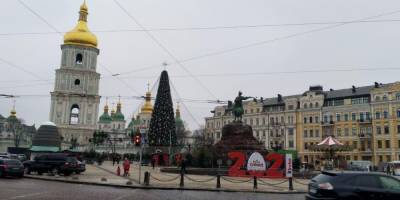 На главную новогоднюю елку страны на Софийской площади в Киеве установили звезду за 75 тысяч гривен — фото - nv.ua - Киев