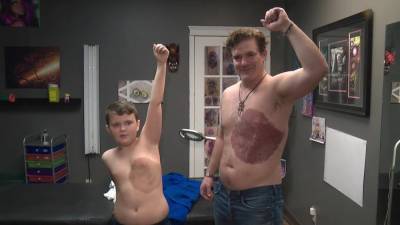 Отец 30 часов набивал тату, чтобы помочь сыну побороть комплексы: реакция мальчика – видео - 24tv.ua - Канада