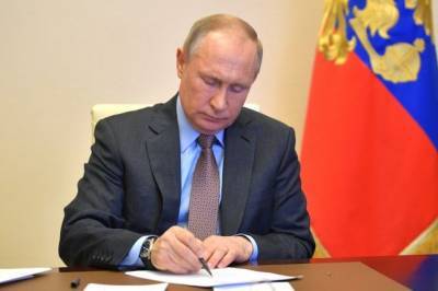 Владимир Путин - Путин подписал указ о выплатах на детей до семи лет включительно - aif.ru