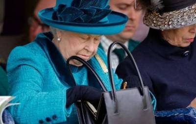 королева Елизавета Іі II (Ii) - Что внутри: королевский эксперт рассказал, что Елизавета ІІ носит в своей сумочке - skuke.net - Англия