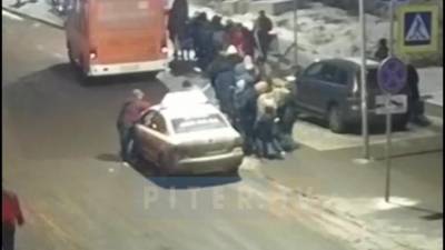 Во время конфликта из-за парковки в Мурино мужчина ударил ножом своего оппонента - piter.tv