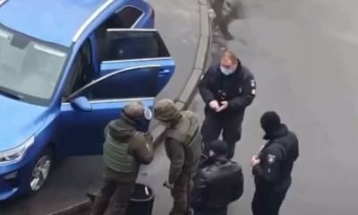 Переполох в Киеве, силовики в спешке перекрывают дворы: люди не могут выехать, кадры ЧП - politeka.net - Киев