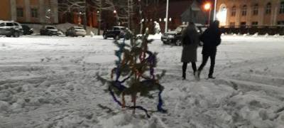 Жители райцентра Карелии, устав ждать установки главной елки, сами украсили новогодний городок (ВИДЕО) - stolicaonego.ru - Сегежи - республика Карелия