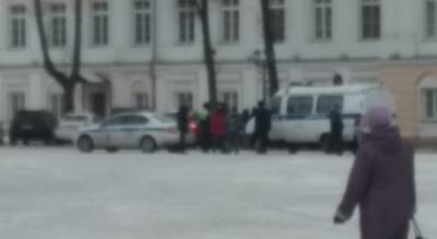 Полиция и толпа у ярославской Облдумы: что случилось - progorod76.ru - Ярославль