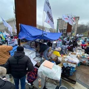 На Майдане предприниматели установили полевую кухню. Фото - reporter-ua.com - Киев