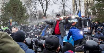 В столице Молдовы массово бастуют аграрии (ВИДЕО) - lenta.ua - Молдавия - Кишинев - Аграрии