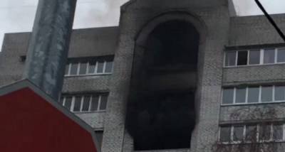 В Киеве масштабным пламенем охватило многоэтажку: из окон валит густой черный дым, видео с места - politeka.net - Киев