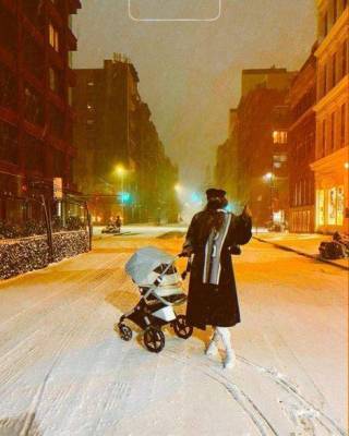 Джиджи Хадид - Малик Зейн - Дочь Джиджи Хадид впервые увидела первый снег, гуляя по улицам Нью-Йорка - skuke.net - Нью-Йорк - Нью-Йорк