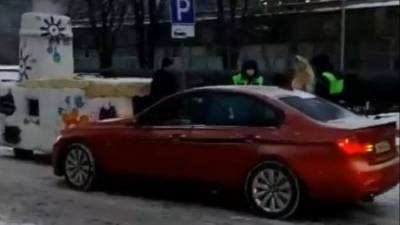 «Сказочное попадалово»: русская печка «устроила» ДТП с BMW в Москве — видео - 5-tv.ru - Москва