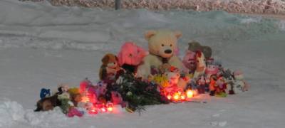 В Костомукше игрушки и цветы появились на месте гибели восьмилетней девочки, попавшей под трактор - stolicaonego.ru - Костомукша