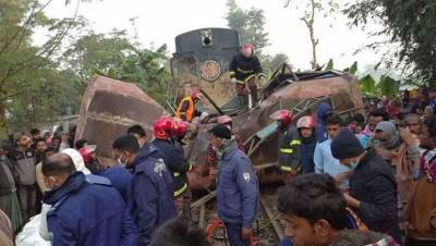 В Бангладеш поезд врезался в автобус, 13 человек погибли - informburo.kz - Бангладеш
