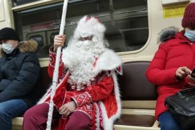 «Он уже здесь»: Деда Мороза в казаках и с посохом встретили в новосибирском метро - novos.mk.ru