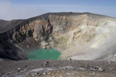 Вулкан Эбеко на Курилах выбросил столб пепла высотой два километра - aif.ru