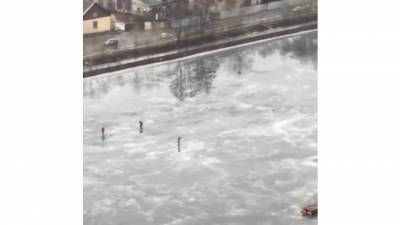 Питер Онлайн - В Петербурге заметили отчаянных рыбаков, которые вышли на лед в плюсовую погоду - piter.tv - Санкт-Петербург