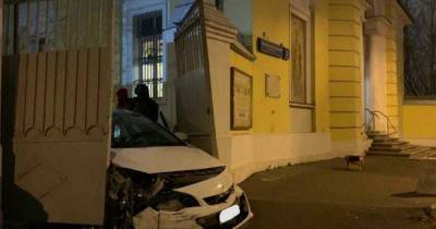 В храме подсчитали ущерб после тарана ворот пьяным москвичом - ren.tv - Москва