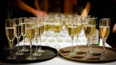 Диетологи рекомендовали не пить много шампанского на Новый год - piter.tv