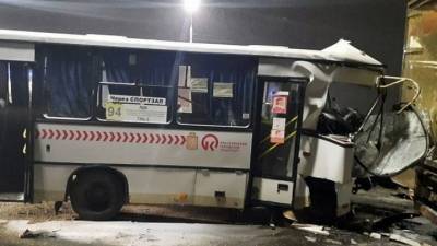 В столкновении автобуса с фурой в Красноярске пострадали 16 пассажиров - vesti.ru - Красноярск