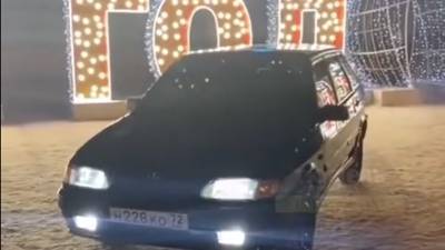 Очередной автохам прокатился по площади 400-летия Тюмени. Теперь его ищет полиция - nashgorod.ru - Тюмень