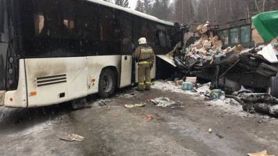 Автобус с пассажирами влетел в фуру на красноярском мосту - politros.com - Красноярск