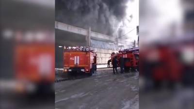 Во Владивостоке 22 человека и 7 единиц техники привлечены к тушению пожара на складе - piter.tv - Уфа - Владивосток