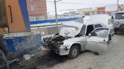 В Новосибирске водитель влетел в снегоуборочную машину и погиб - vesti.ru - Новосибирск