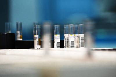 В ВОЗ сообщили об исследовании влияния мутации COVID-19 на вакцины - lenta.ru - Англия - Юар