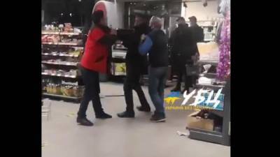 Из-за отсутствия маски: работник "Новой почты" и охранник избили клиента в АТБ – видео - 24tv.ua - Одесса - Киев - Новости