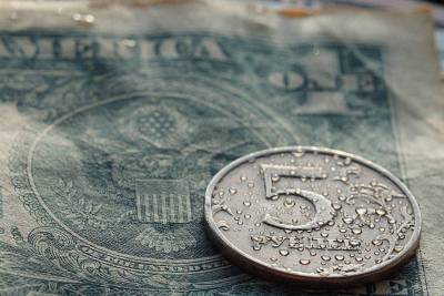 Джо Байден - Рубль упал; акции золотодобытчиков подорожали - smartmoney.one - США - Англия - Petropavlovsk