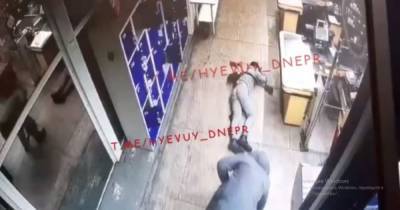 Набросился и бил до потери сознания: в Днепре в супермаркете неадекватный мужчина напал на подростка (видео) - tsn.ua - Одесса - Днепр