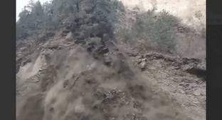 Часть горы обрушилась на дорогу между селами в Дагестане - kavkaz-uzel.eu - респ. Дагестан