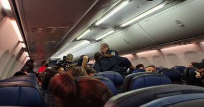 Паника в самолете: на борту рейса United от коронавируса умер пассажир, совравший о диагнозе - focus.ua - США - Лос-Анджелес - шт.Флорида