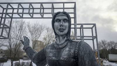 «Мутировавшая Аленка»: Нововоронеж приобрел известность благодаря новой скульптуре - mir24.tv - Русь