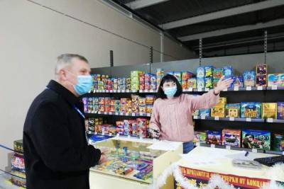 Салюты и хлопушки: В Пскове проверили продавцов пиротехники - mk-pskov.ru - Псков