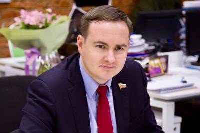 Депутат показал, как дети избирателей «дербанят» его подарок - yar.mk.ru - Ярославль
