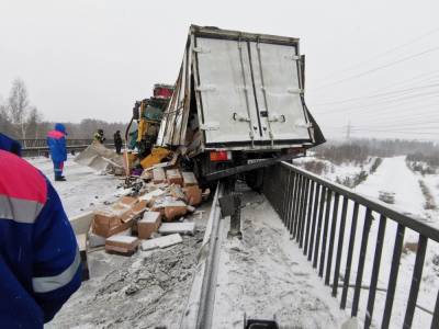 Под Екатеринбургом столкнулись четыре грузовика, один человек погиб - znak.com - Екатеринбург - Пермь - Кировская обл. - Свердловская обл. - Первоуральск