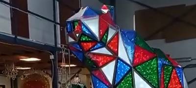 Трехметровый медведь в цветах карельского флага поселится под главной елкой Петрозаводска (ФОТО) - stolicaonego.ru - Петрозаводск - республика Карелия