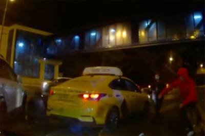 Автомобиль сбил людей, помогавших попавшему под машину инспектору ДПС - m24.ru - район Отрадное