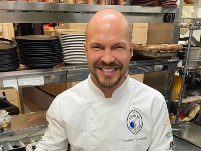 Владимир Ярославский - Судья «Мастер Шеф» Ярославский раскрыл секрет вкуснейшего медовика, который легко приготовить: «Божественный» - sport.politeka.net