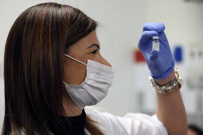 Европейский регулятор одобрил использование вакцин BioNTech и Pfizer - rtvi.com - США - Англия - Канада - Ляйен