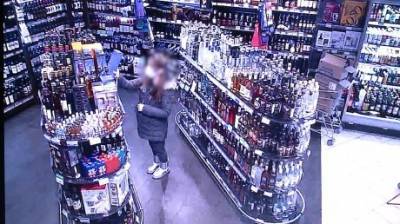 В Пензе кража алкоголя из магазина попала на камеры - penzainform.ru - Самара - Пенза