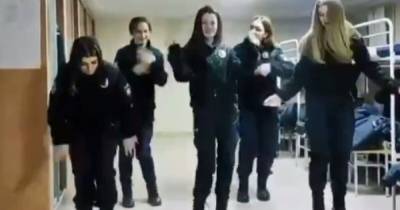 В Харькове курсантки МВД сплясали под блатную песню "Вороваек" (видео) - focus.ua - Харьков - Университет