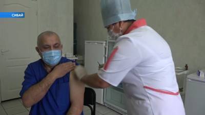 Жителей Сибая и Нефтекамска привили первой партией вакцины от коронавируса - bash.news - Сибай - Нефтекамск