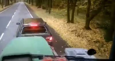 Водитель Mercedes решил "поучить" тракториста, карма не застала себя ждать - akcenty.com.ua