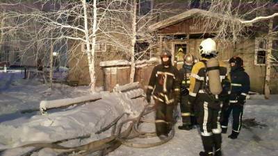 В Ноябрьске на пожаре в многоквартирном доме эвакуировали 12 человек, один пострадал - znak.com - Ноябрьск